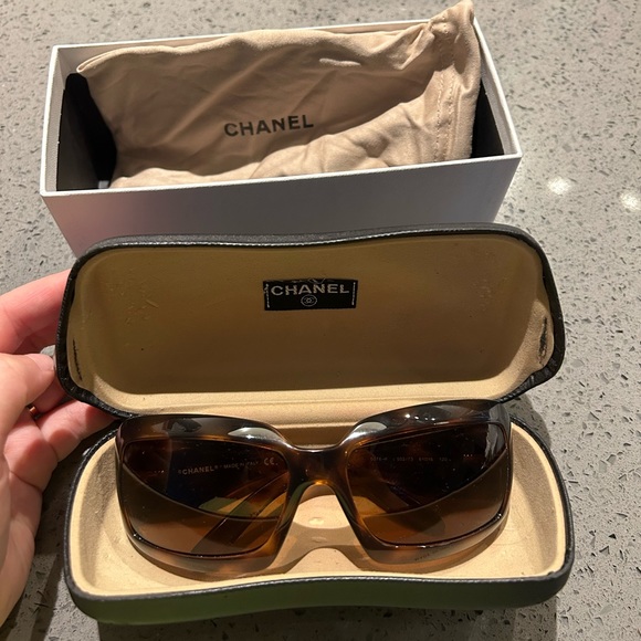 Chanel Tortoise Mother Pearl Accent Sunglasses - Picture 2 of 7